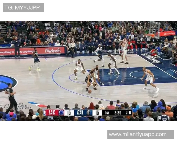 格莱姆斯表现起伏却助攻如潮第三节独得9分助球队追分