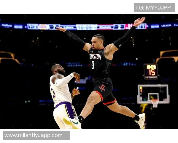 狄龙精彩表现逼退布朗尼詹姆斯替补席无奈比拇指下滑