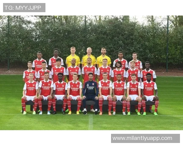 拜仁慕尼黑25-26赛季全家福展现新援风采与德超杯沙拉盘荣耀